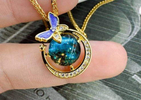 Collar con Dije de Saturno y Mariposa