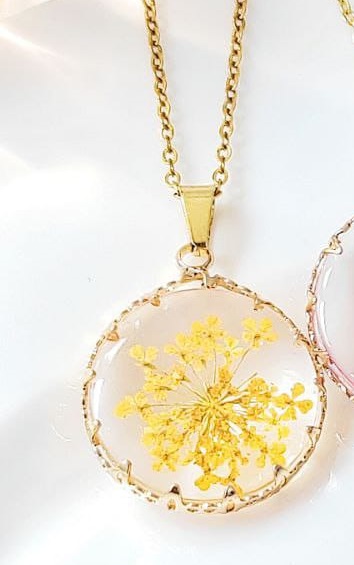 Cadena con Dije de Resina de una Flor Amarilla