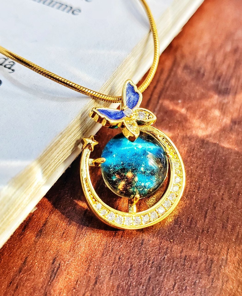 Collar con Dije de Saturno y Mariposa