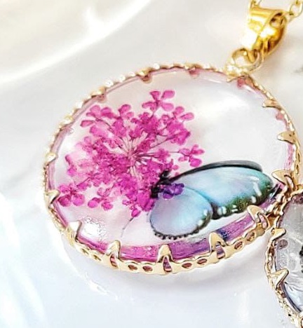 [612543] Cadena y Dije de Resina con Mariposa y Flor Fucsia
